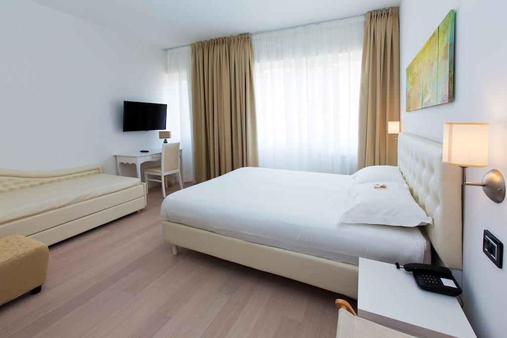 Hotel Maine Finale Ligure Habitación foto